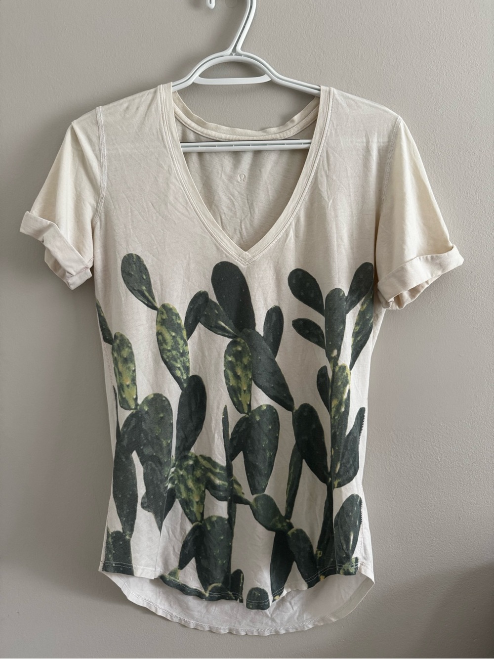 Lululemon RARE Love Tee ll V-Neck Size 6 in Prickly Pear Cactus off white
